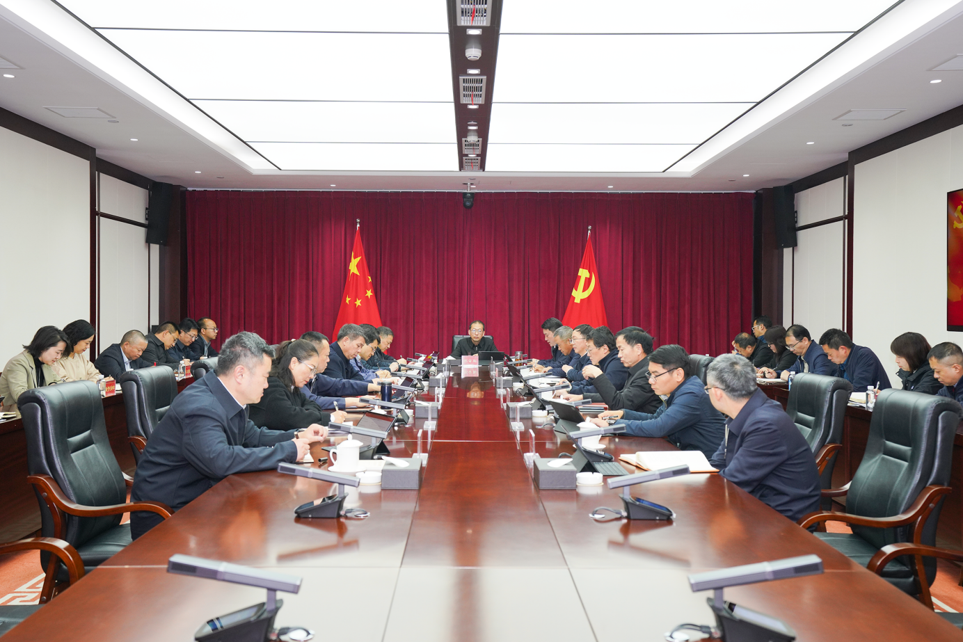 集团党委召开会议&nbsp;认真传达学习习近平总书记重要讲话精神&nbsp;进一步安排部署集团树立和践行正确政绩观学习教育工作.png