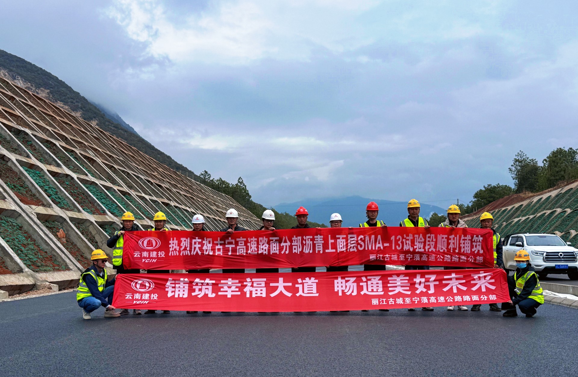 古宁高速沥青上面层试验段顺利铺筑完成