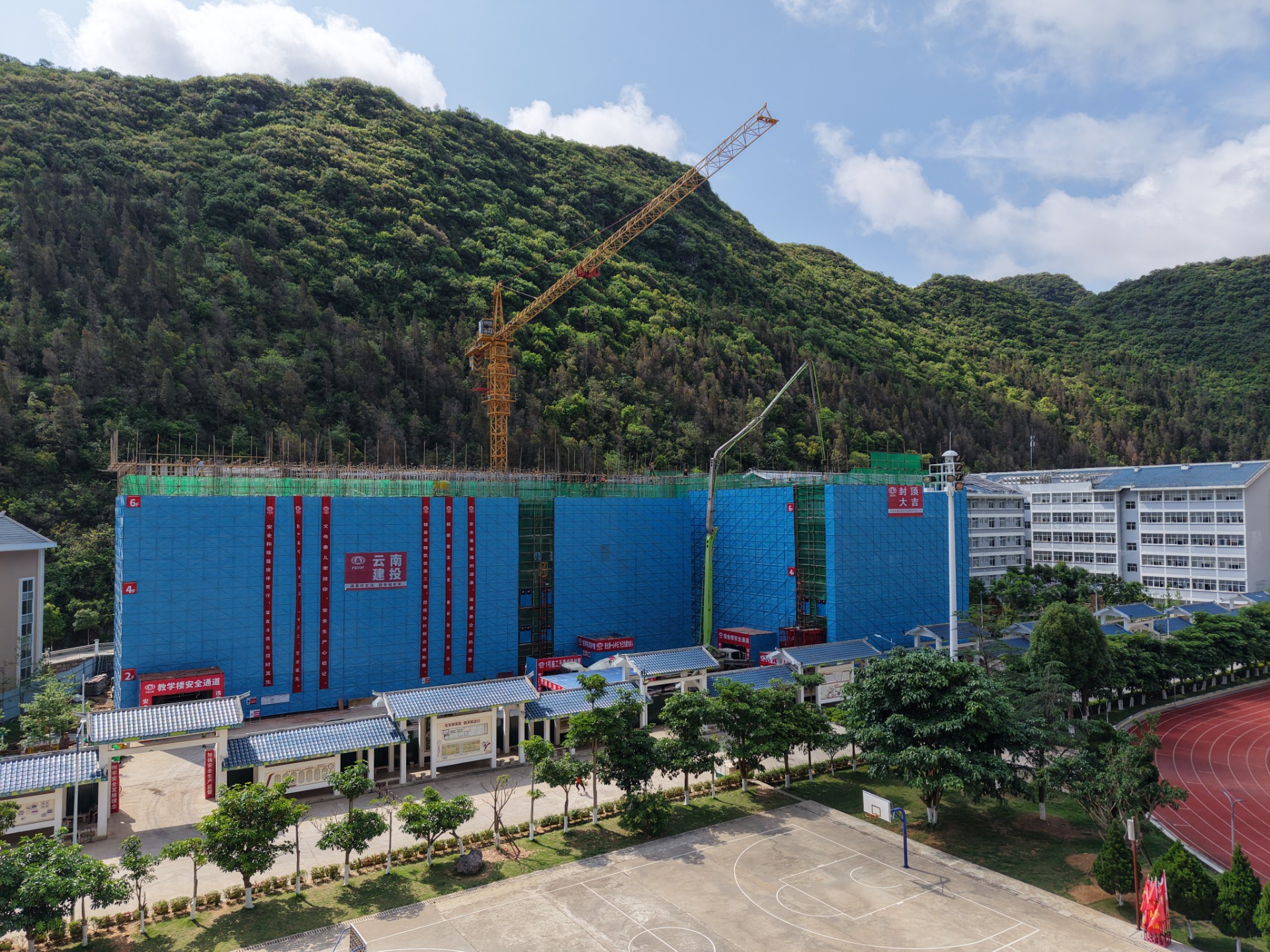 西畴县第一中学高中综合楼项目宿舍楼主体结构封顶