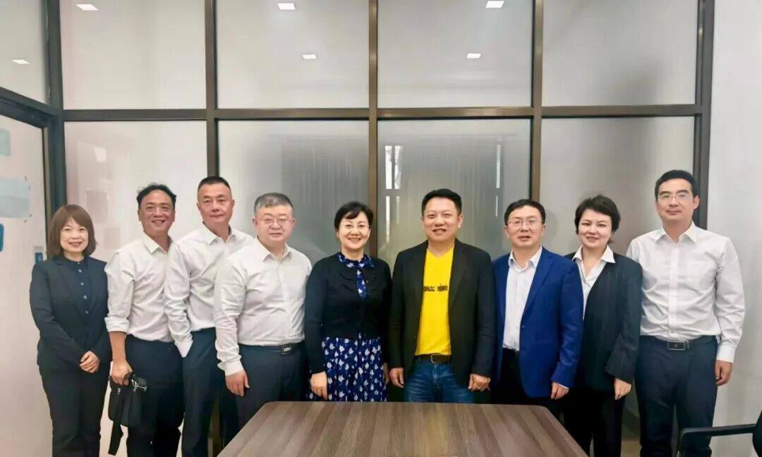 集团与老挝航空管理司举行工作会谈