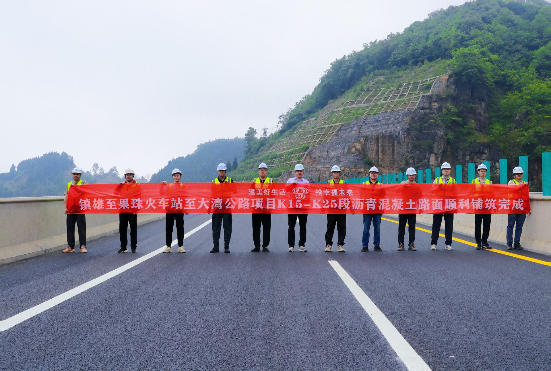 镇果公路环城路段10公里主线双幅路面工程顺利铺筑完成