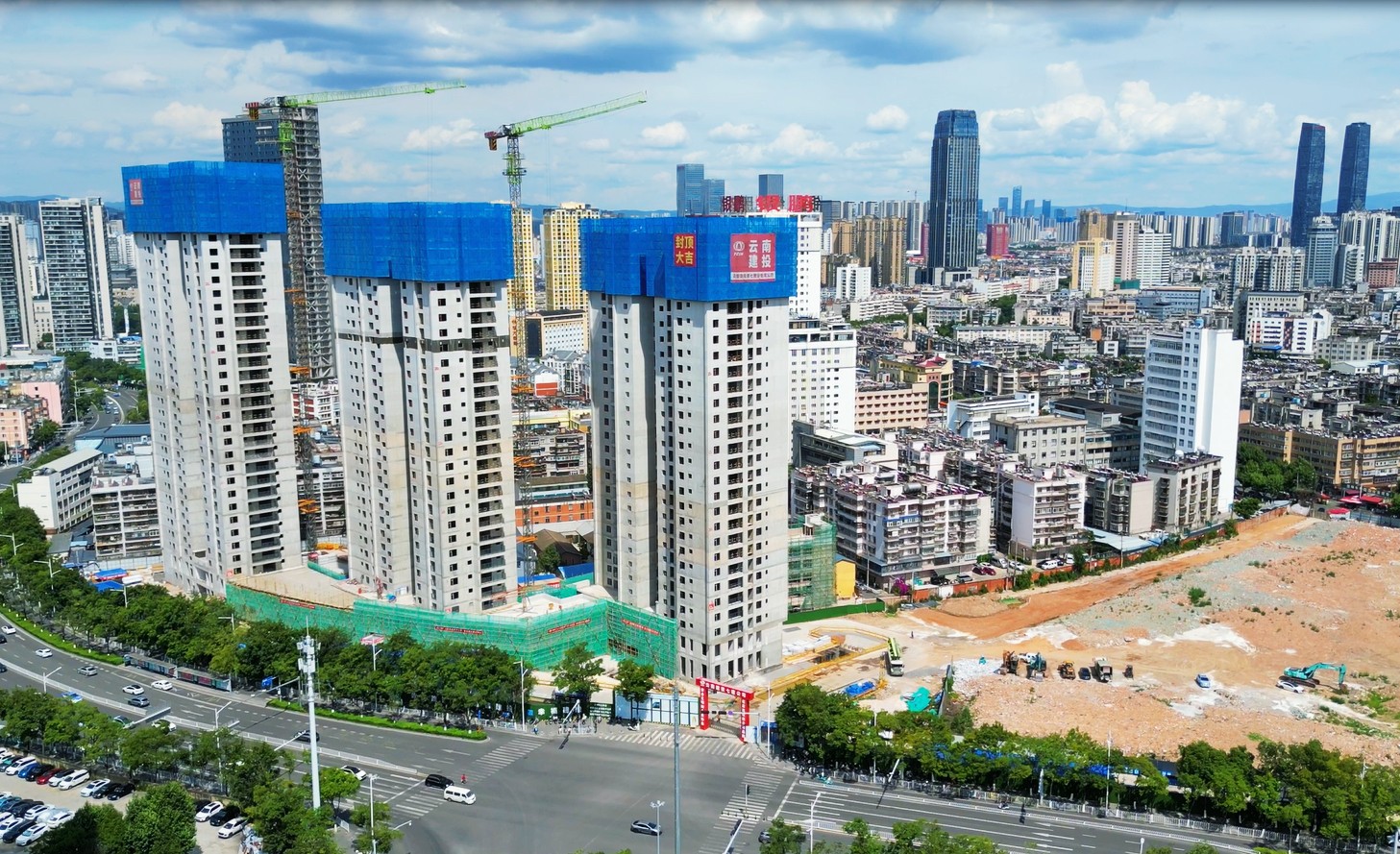 昆明市西山区西坝新村（7号片区）城中村改造项目首栋封顶