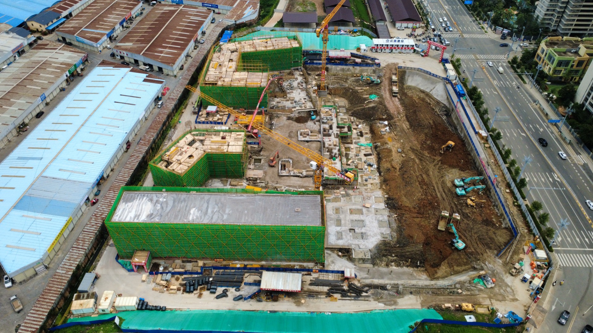 官渡区GD-WJB2-A3-05-01地块学校项目首栋主体封顶