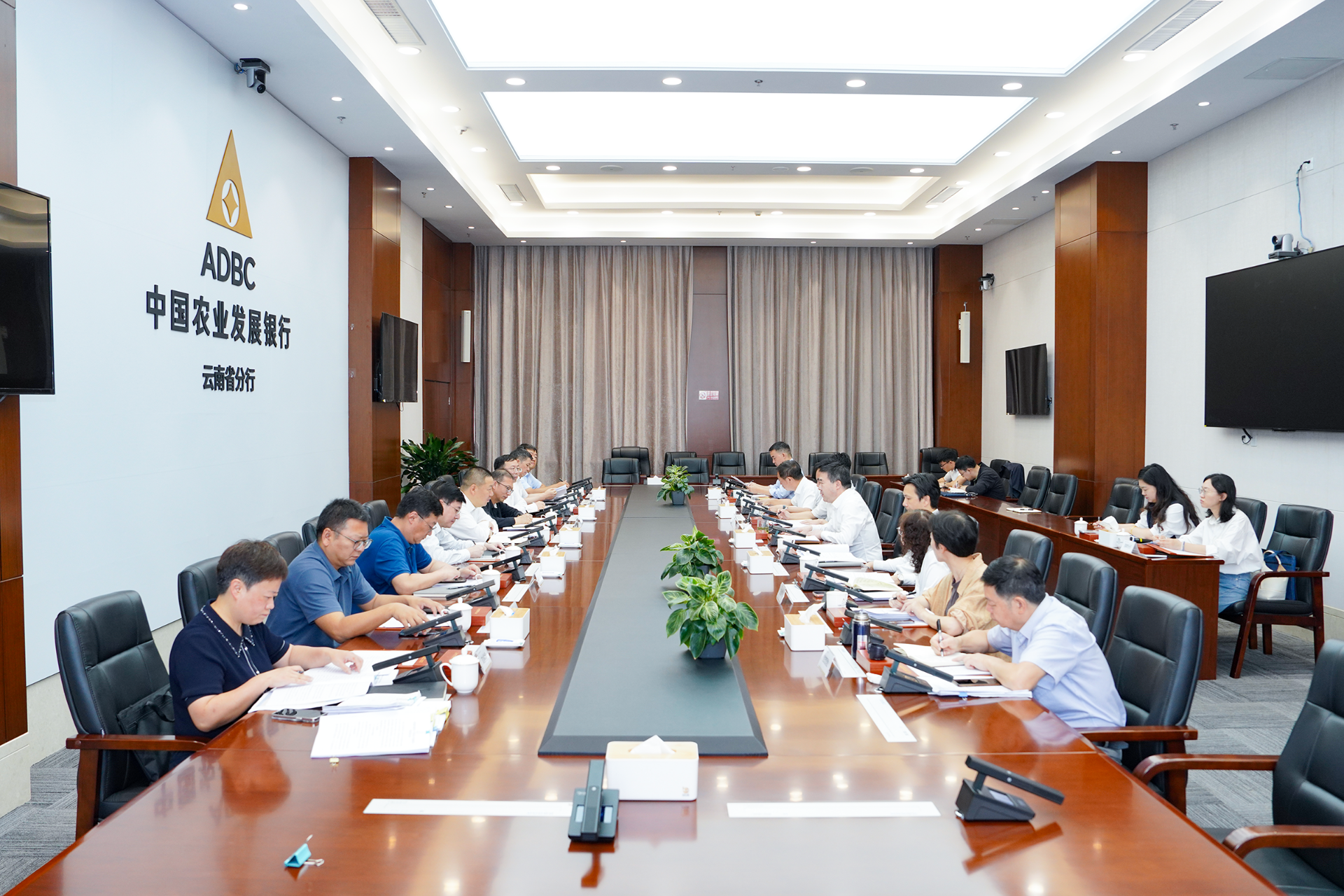 集团与农发行云南省分行举行工作会谈