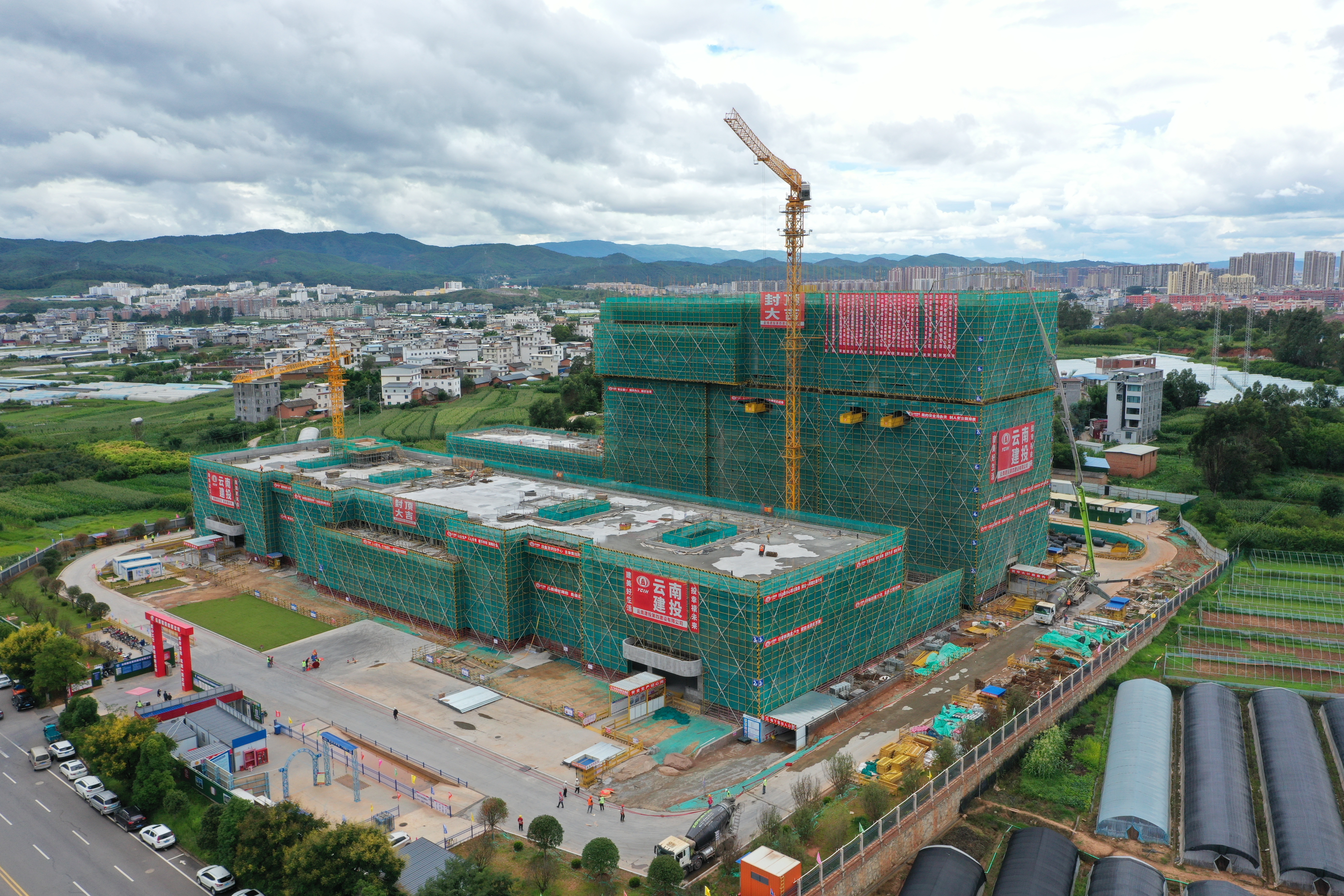 楚雄市妇幼保健院搬迁建设项目全面封顶1 (1).jpg