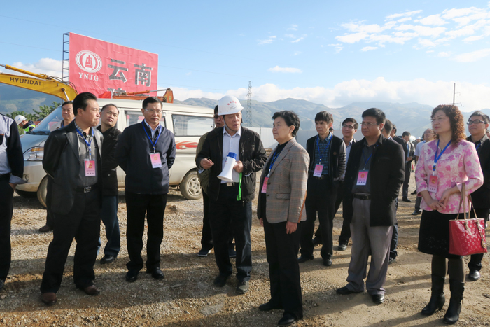人大代表视察滇南中心城市群有轨电车项目