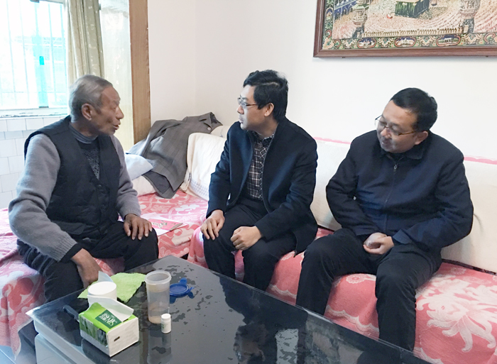 杨永祥、段益庆看望慰问六公司特困党员和集团老领导