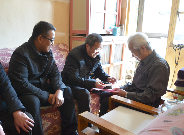 沈家文、陈伟强看望慰问水利水电公司困难职工和集团老领导
