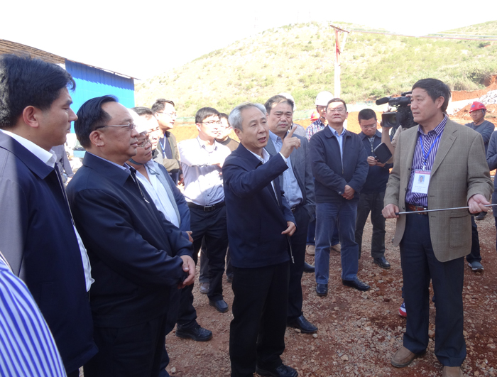 红河州委书记姚国华到新鸡高速项目调研