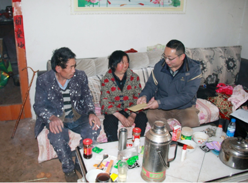 集团扶贫工作队慰问得禄乡特困贫困户