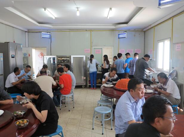 建工国际部老挝区域党支部积极改善职工伙食
