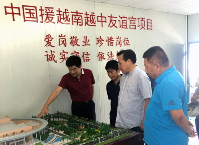 驻越大使馆经济商务参赞胡锁锦调研援越南越中友谊宫项目