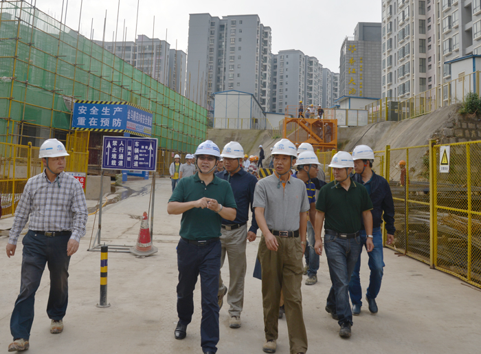 李家龙对集团在建项目进行安全生产带班检查