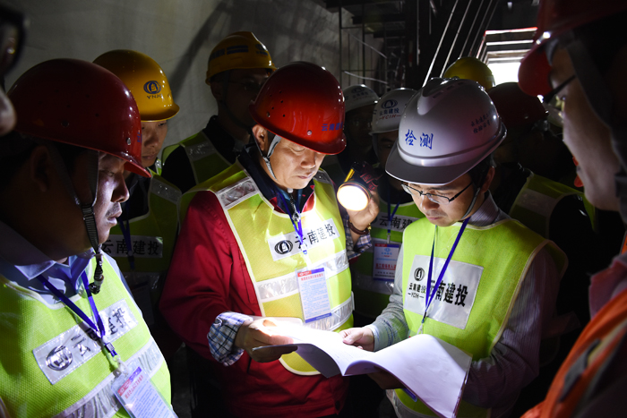 加强项目建设经验交流 共塑集团路桥品牌形象——王晓方到香丽高速项目调研