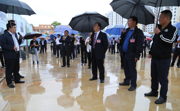 保山市第四次党代会全体代表参观集团保山中心城区棚改项目