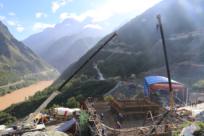 香丽高速虎跳峡金沙江大桥主索塔左幅承台浇筑完成