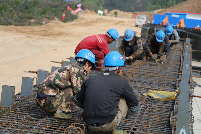 香丽高速国庆掀起施工热潮