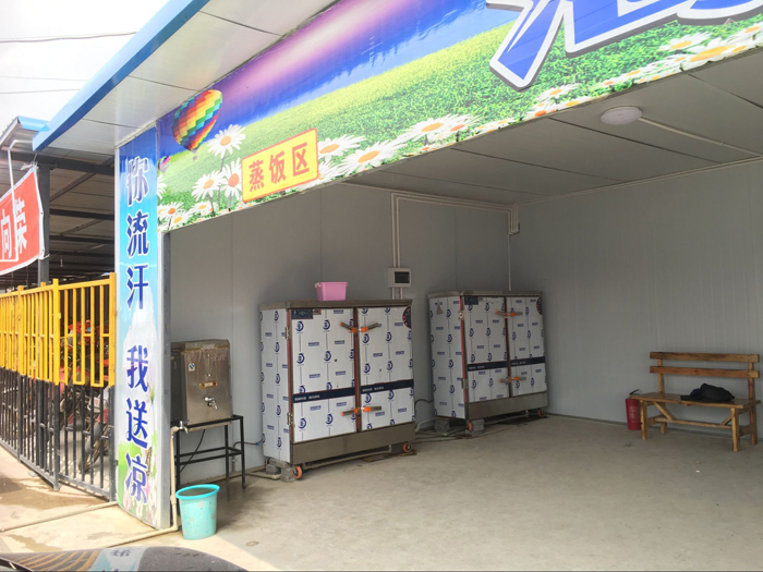 集团曲靖棚改项目为工人设置蒸饭区