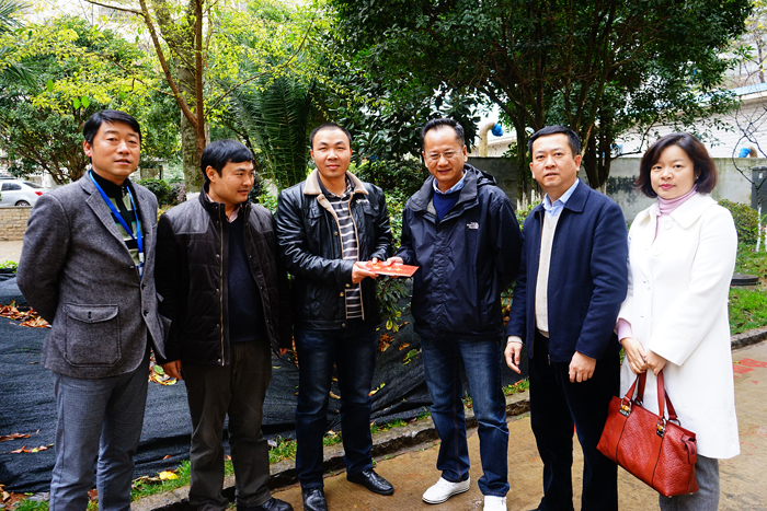 袁淑文看望慰问困难党员和困难职工