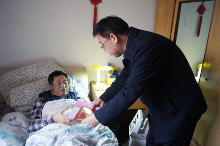 陈文双慰问困难党员、困难职工和集团老领导