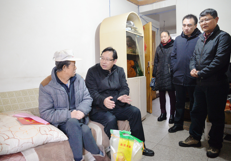 刘国强看望慰问老领导、特困劳模和困难党员