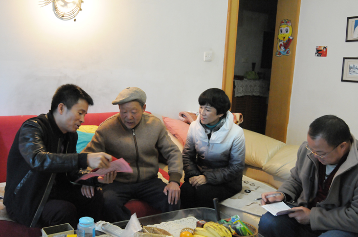 刘扶群看望慰问困难党员困难职工