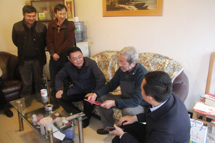张骏走访慰问特困职工、困难党员