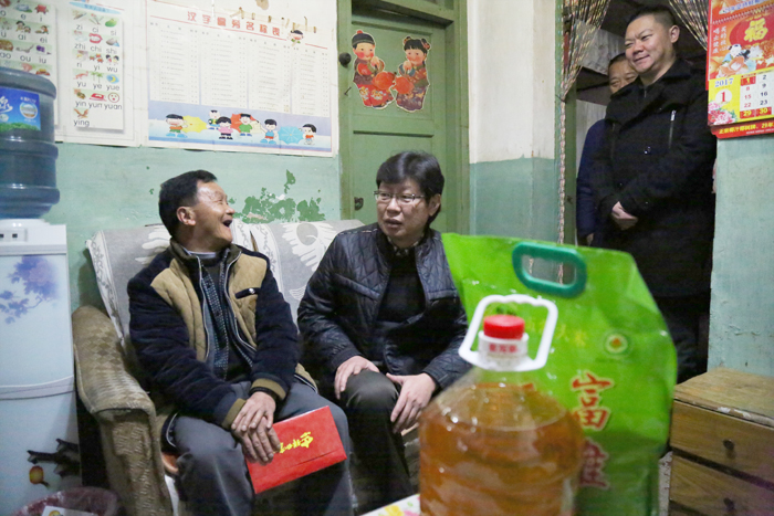 马德看望慰问困难职工和集团老领导