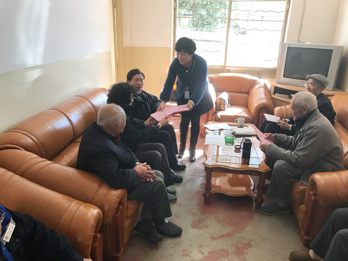 集团机关党委与机关工会看望集团机关退休困难职工
