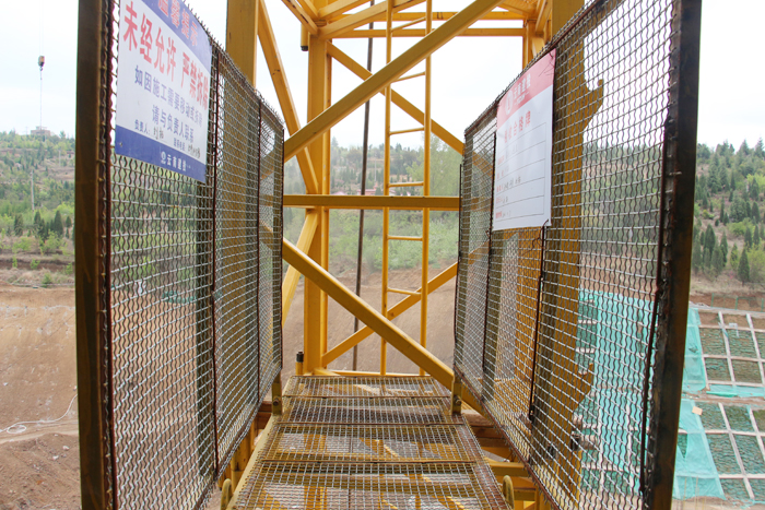 创新铸就塔吊司机生命通道——昭阳区棚改项目塔吊搭建可伸缩式上人通道