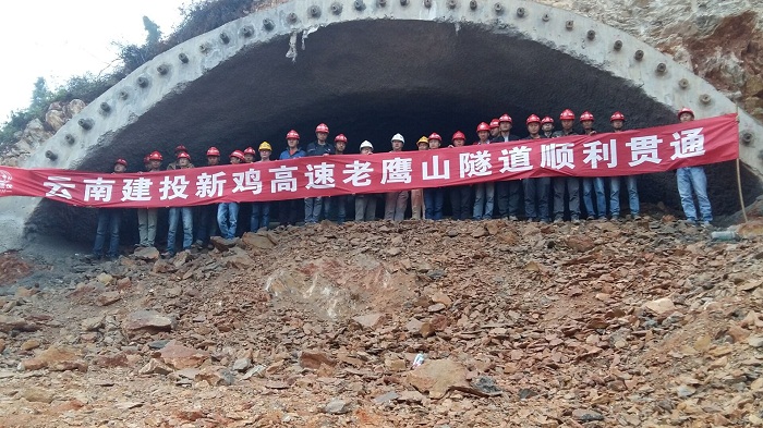 新鸡高速老鹰山隧道右幅顺利贯通