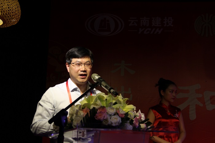 李家龙出席“云南胜天国际杯”红木雕刻大赛颁奖典礼