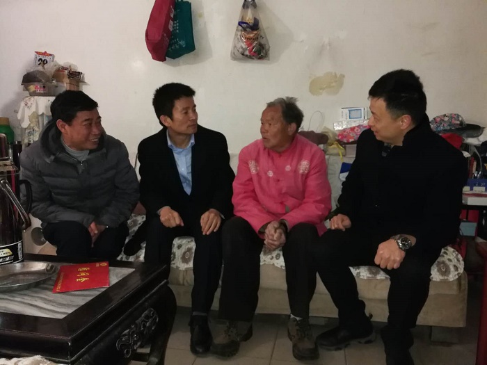 刘扶群慰问集团退休职工