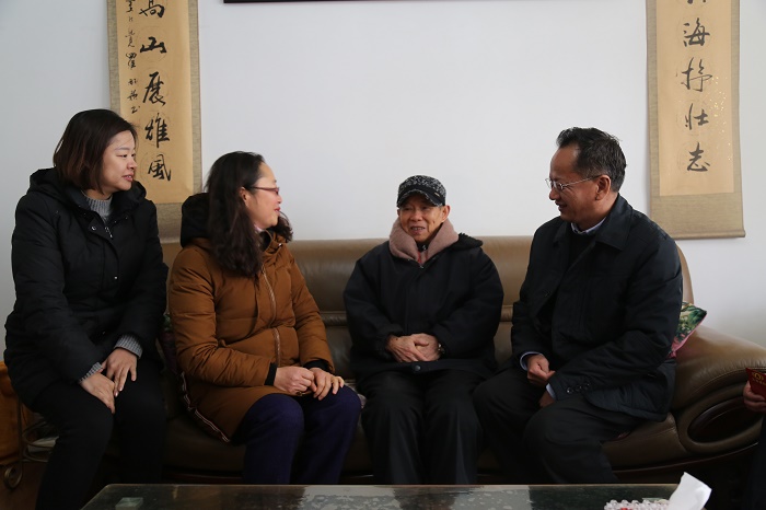 袁淑文慰问集团老领导和困难职工