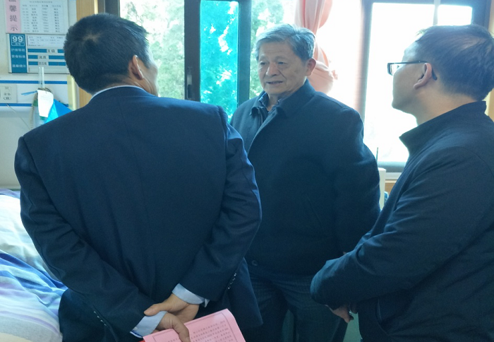 刘扶群走访慰问集团退休老领导及困难党员职工