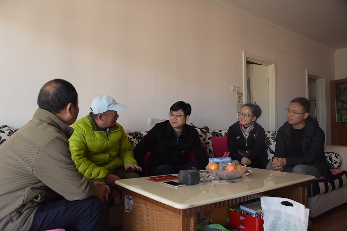 李家龙走访慰问集团老领导和困难党员职工