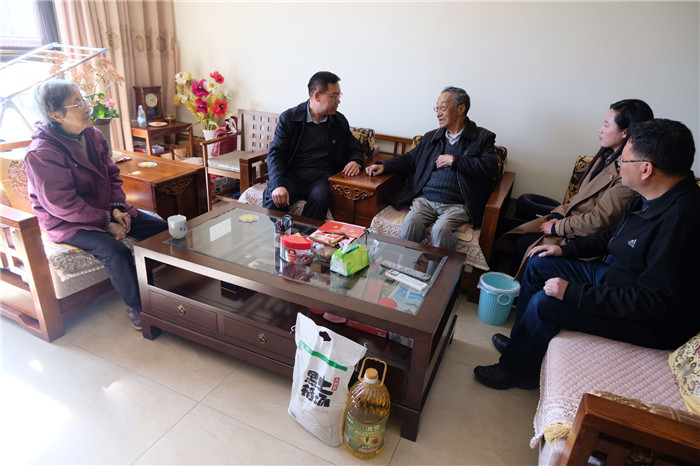 陈文双走访慰问集团老领导及困难党员职工
