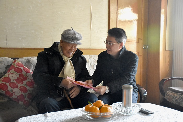 张骏走访慰问集团老领导和困难党员职工