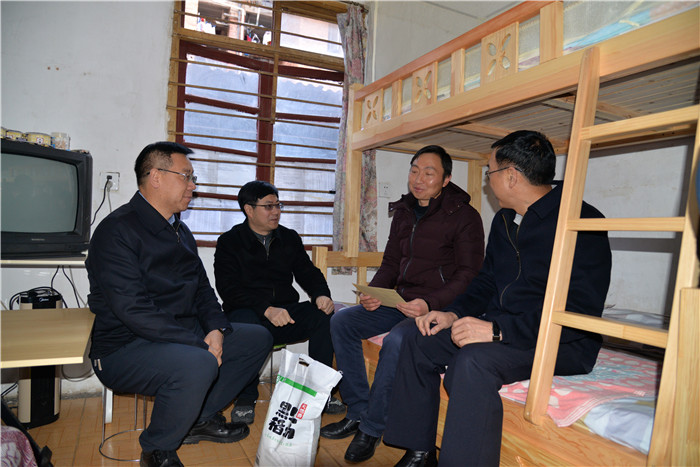 省国资委走访慰问集团困难职工