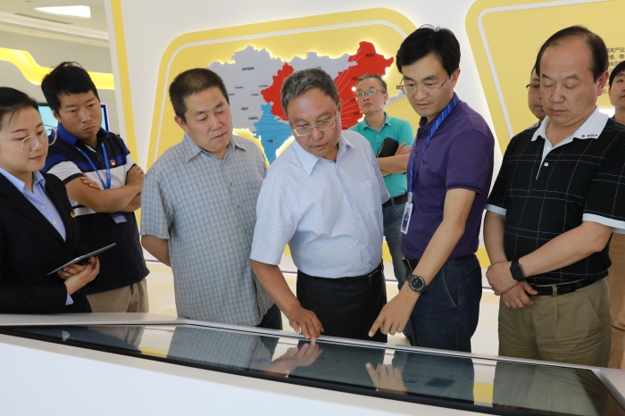 经开区管委会党工委书记赵学锋到集团调研