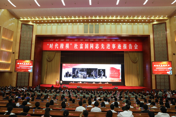 因麻栗坡结缘 因扫雷而相知——集团职工骆祥健与杜富国深情座谈 