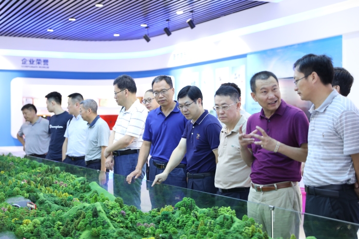 李家龙到中铁隧道局郑万高铁项目部座谈交流