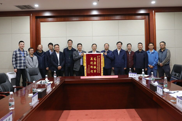 东风路道路恢复提升工程提前5个月完工——昆明市住建局送来锦旗和感谢信