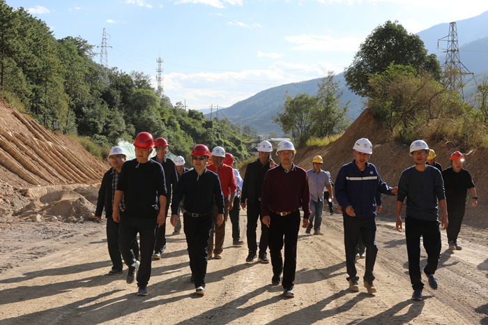 李家龙带班检查香丽高速公路并召开项目推进会