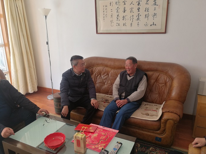 张骏走访慰问集团老领导和困难党员职工