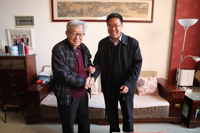 陈文双走访慰问集团老领导和困难党员职工