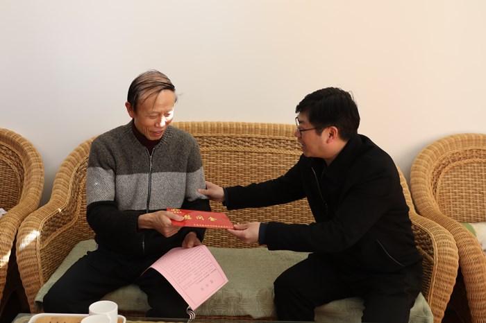 李家龙走访慰问集团老领导和困难党员职工