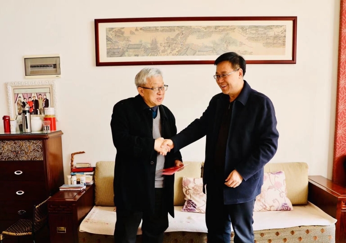 陈文双走访慰问集团老领导和困难党员职工