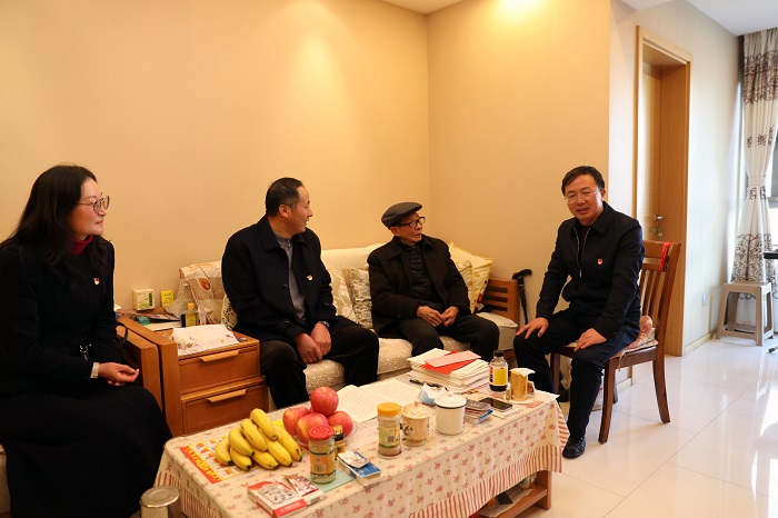 刘金荣看望慰问集团老领导和困难职工