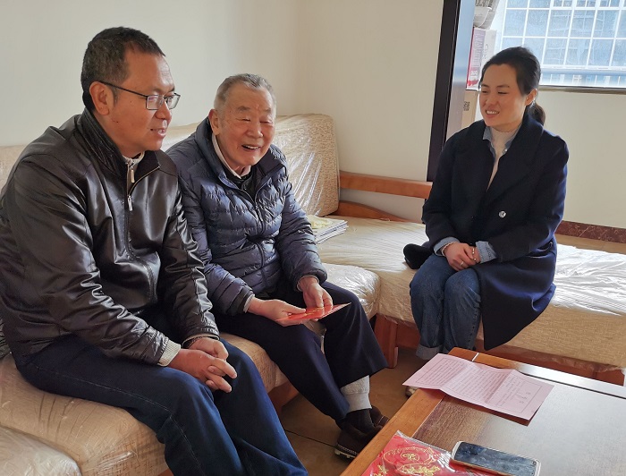 ​杨国文走访慰问集团老领导老党员和困难职工